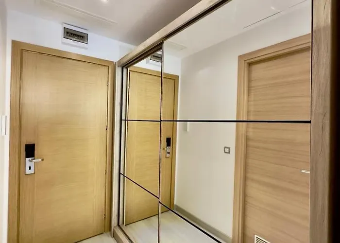 アパートホテル Deluxe & With Many Facilities 4*