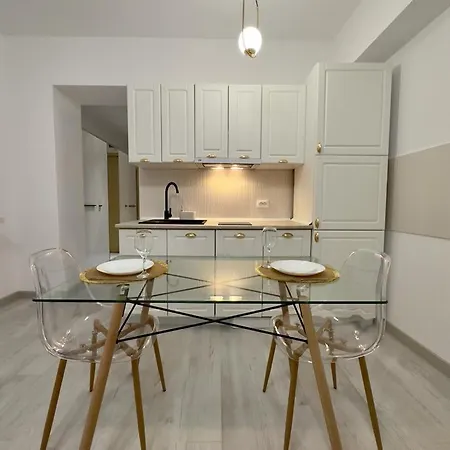 מלון דירות Deluxe & With Many Facilities 4*