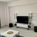 Deluxe & With Many Facilities Aparthotel