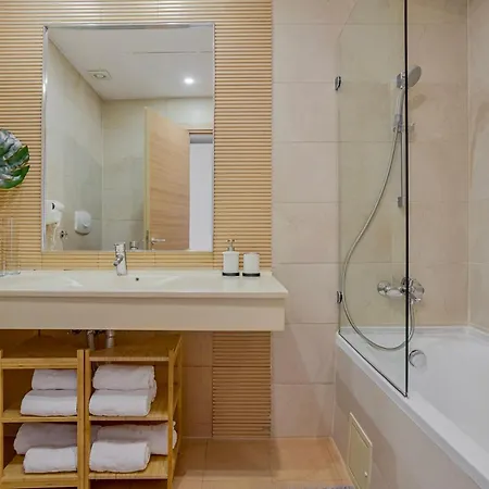 Deluxe & With Many Facilities 4* Boekarest